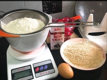 step1: 此份量是個人最喜歡的口感。各位可因應口味更改，下面有註解☺️

白芝麻白鑊炒香備用
麵粉量好，過篩
全部材料加入搓成粉團
（白芝麻除外）