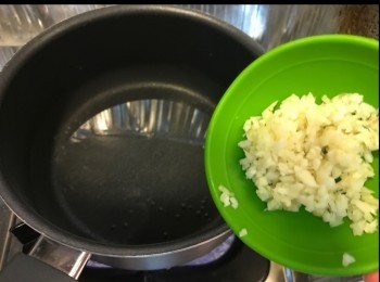 step5: 大炒煲水，落蒜蓉。