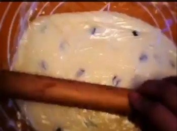 step3: 用保鮮紙蓋上用棍子壓平至一吋。