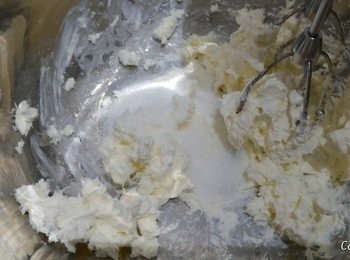 step3: 將糖加入cream cheese打至軟身, 備用