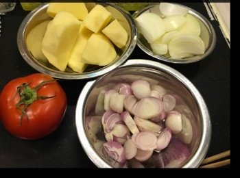 step1: 洋蔥、乾蔥切大片，薯仔切大件，番茄切大件（等炆煮完成前15分鐘放電飯煲，所以建議遲啲處理，以免水份流失）