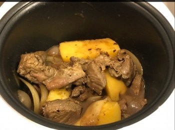 step9: 上碟後灑上蕃荽裝飾。如果用真空煲來炆煮，大火至滾，轉小火，煮15分鐘，放回真空煲1小時，重複此步驟1次就完成了。