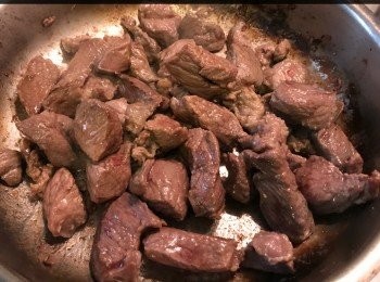 step6: 下牛腩粒、柱侯醬、紅酒炒匀，試味，調味