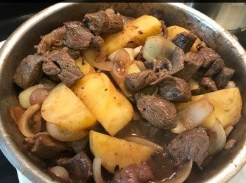 step8: 大約炆煮了30分鐘，下蕃茄（或者不用蕃茄也可，視乎個人口味）這時順便用筷子拮一下牛腩粒，檢查軟硬程度，如果牛腩軟硬度未夠7-8成，可加少許水，多炆煮一會