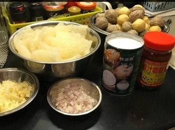 step1: 準備好所有材料：魚蛋牛丸洗淨瀝乾，豬皮用盐洗擦，剪成小塊（用盐洗擦就不用出水；如果出水可去油膩，但MayMay 覺得少少油才是港式風味），4粒獨子蒜切蓉，乾葱切蓉（不加也可），椰漿一大罐是400ml 的（可留起100ml整其他甜品，如涼粉、西米露），咖哩醬是現成的（也可以用咖哩粉1-2小包代替）