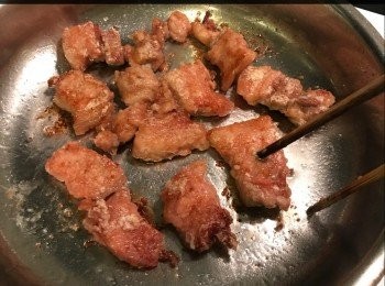 step3: 下少許生油（不用多的，大約1茶匙，目的是在開始煎腩件時不易黏鍋，之後腩件會出油的）
下腩件，小火煎至硬身，再翻另一邊煎，煎至兩边金黃，轉大火每边略煎20秒至皮脆，用筷子測試能輕易穿過腩肉代表熟透。盛起放在有吸油紙的碟上，吸去多餘油份