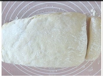 step5: 完成醒麵後， 在麵團上洒上麵粉。