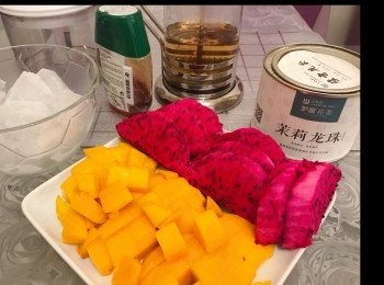 step2: 芒果/紅火龍果切粒。

用熱水沖浸茉莉花茶葉備用， 熱水份量至少200ml（兩人份），濃淡按個人喜好。