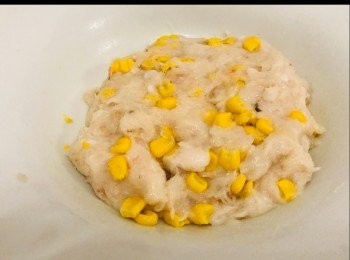 step4: 把粟米粒平均搓勻入蝦滑內。