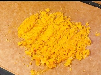 step5: 把蒸熟的咸蛋黃壓碎。