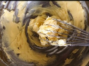 step1: 牛油放在室溫軟化，之後加入糖霜拌勻。