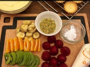 step4: 鮮奶油加適量砂糖，以電動打蛋器快速打至企身，放入擠花袋備用。