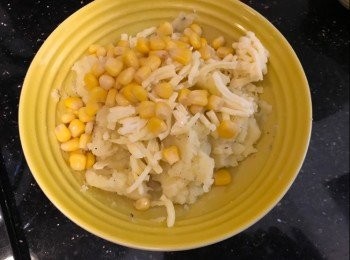 step3: 加入粟米粒和芝士撈勻