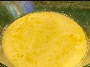 step8: 荷蘭醬汁的制法：
將蛋黃放在碗中，打的蛋漿，然後加入牛油，檸檬汁，少許鹽，慢慢煮約5-7 分鐘，直至成醬汁。