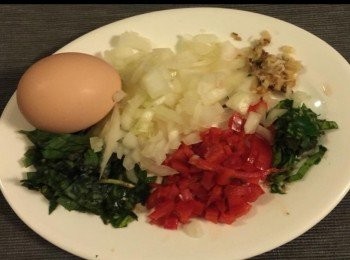 step2: 配料：
檸檬葉2片，切碎1茶匙。
檸檬汁2茶匙。
香茅1條，祗要茅心，切碎。
洋葱4湯匙，切碎。
泰國羅勒切碎3湯匙。
蒜蓉1茶匙。
辣椒，切碎1茶匙。
薑蓉1茶匙。
蒜鹽粉1茶匙。
紅糖1湯匙。
魚露1湯匙。
米油1茶匙。
1隻蛋黄。
麵粉3湯匙。