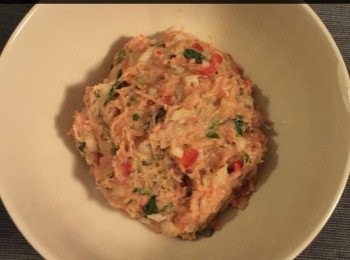 step3: 將肉碎及所有配料一起攪勻，然後加入蛋黄漿和麵粉及魚露、米酒等再攪勻它，然後搓成小丸子狀備用。