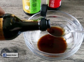 step4: 在碗中加入黑豆頭抽 2匙