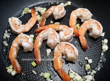 step4: 放入白蝦，炒至變色後取出備用。
(因為我不太喜歡濕軟的蝦子，所以用先炒過的方式比較脆喔)