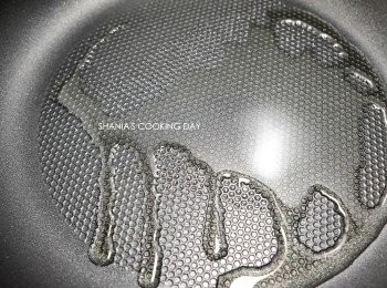 step2: 熱鍋後，倒入橄欖油。