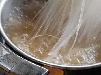 step3: 將湯底煮滾後，加入越式河粉，加蓋煮五分鐘。