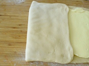 step7: 先將一邊的麵團向中間摺2/3