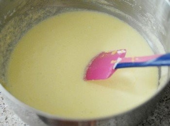 step3: 再加蛋黃拌勻，篩入麵粉，拌勻，再下牛奶、檸檬皮屑和檸檬汁，拌勻