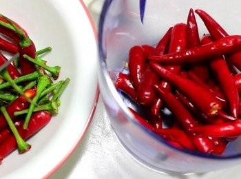 step3: 清洗乾淨的辣椒先用乾布擦拭和風乾, 盡量減低帶水份的情況。
到了開始做辣椒醬的時候, 才剪去辣椒蒂。
朝天辣椒真的很辣, 如要手切, 先帶手套。
切完辣椒的手不要觸碰眼睛及敏感部位的皮膚。
這一次的辣椒實在在太漂亮了。該綠的綠, 該紅的紅。肉厚飽滿。