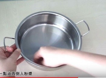 step10: 預備蒸鍋, 把水煮滾
在蒸碟上塗一點油再倒入粉漿