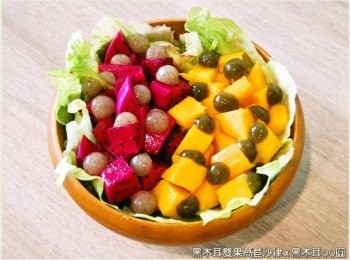 step3: 將黑木耳QQ圓自容器中取出，逐一剖成兩半後，隨意擺放在水果丁上。