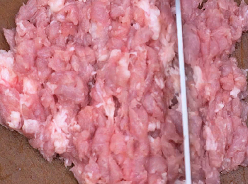 step3: 重複對摺剁約3分鐘。