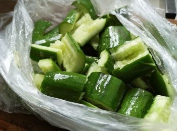 step2: 如拍扁後太大件可切細件。