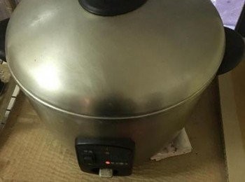 step6: 鍋放一杯半的水，燉煮1個小時。