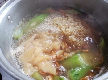 step12: 用3公升水放入材料，勝瓜稍遲1’1/2小時後放入，放入勝瓜後滾多 30 分鐘，少少調味熄火焗 30 分鐘