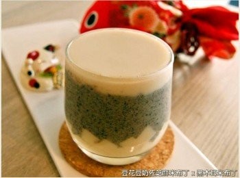 step5: 最後倒入豆漿至杯口位置，花不到5分鐘，即可享用美味滿點的甜品。