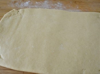 step4: 一個小時後，將麵糰拿出，擀成35×20cm的長方形.