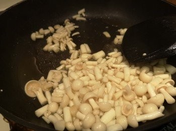 step4: 將菇調味料和菇同炒，炒到菇軟身隔去水份備用。
