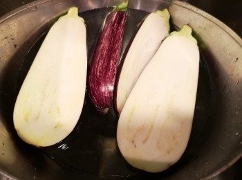 step2: 預熱焗爐爐溫200度, 茄子切開後用鹽水浸10分鐘。