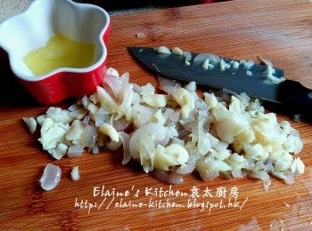 step7: 將蒜頭及乾蔥頭盛起 , 蒜香油盛起一半備用 , 盛起的蒜頭及乾蔥頭切碎