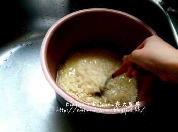 step10: 將白米轉放入飯煲內 , 再加入餘下一杯份量的上湯及水拌勻(上湯及水的份量至平時煮飯的水量即可)