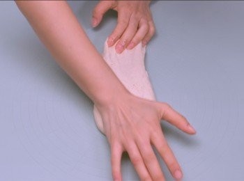 step1: 高筋粉、糖、鹽、水、酵母混合搓成<span class="group_1">麵糰</span>，再加入橄欖油搓至柔軟而不黏手，再蓋上保鮮紙置室溫發酵至2倍大(約1小時)。