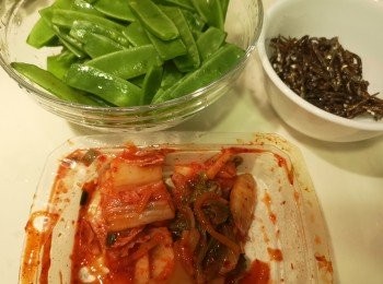 step1: 蜜豆撕去兩邊的絲，泡菜剪碎，魚乾可買現成或自家製  
 https://cook1cook.com/recipe/28125