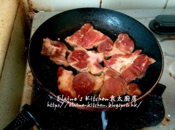 step15: 之前留起的蒜香油入鑊燒熱 , 加入豬扒用中火煎至兩面金黃色