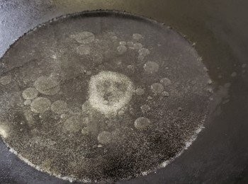 step6: 用鹽，黃酒少少油煲滾水