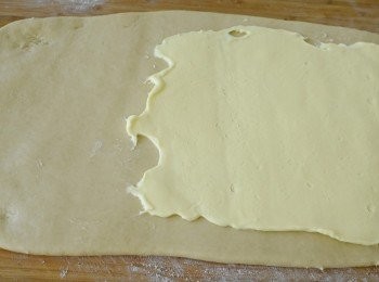 step6: 將牛油放在麵糰上