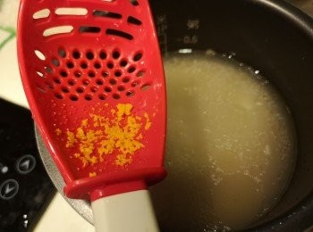 step18: 餘下的雞湯用嚟煲飯，再加入少許黃薑蓉。