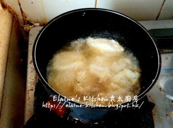 step8: 再放入餘下的魚塊慢慢炸