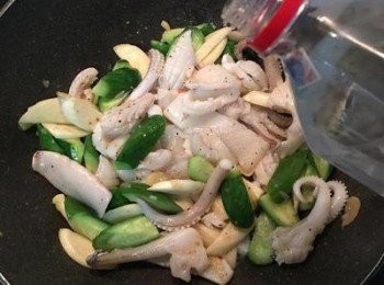 step8: 接著延鍋邊嗆入米酒快炒到花枝熟了，試味道做調整；