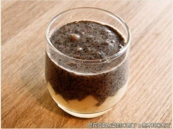 step3: 撕開黑木耳米布丁的封膜，將內容物直接添放在豆花的上層。