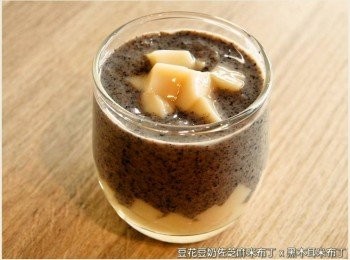 step4: 將剩下的塊狀豆花，依序填滿在黑木耳米布丁的中間位置。