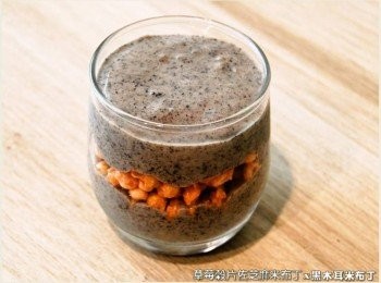 step4: 接著再填入黑木耳米布丁(芝麻)，直到距離玻璃杯口約1公分處。